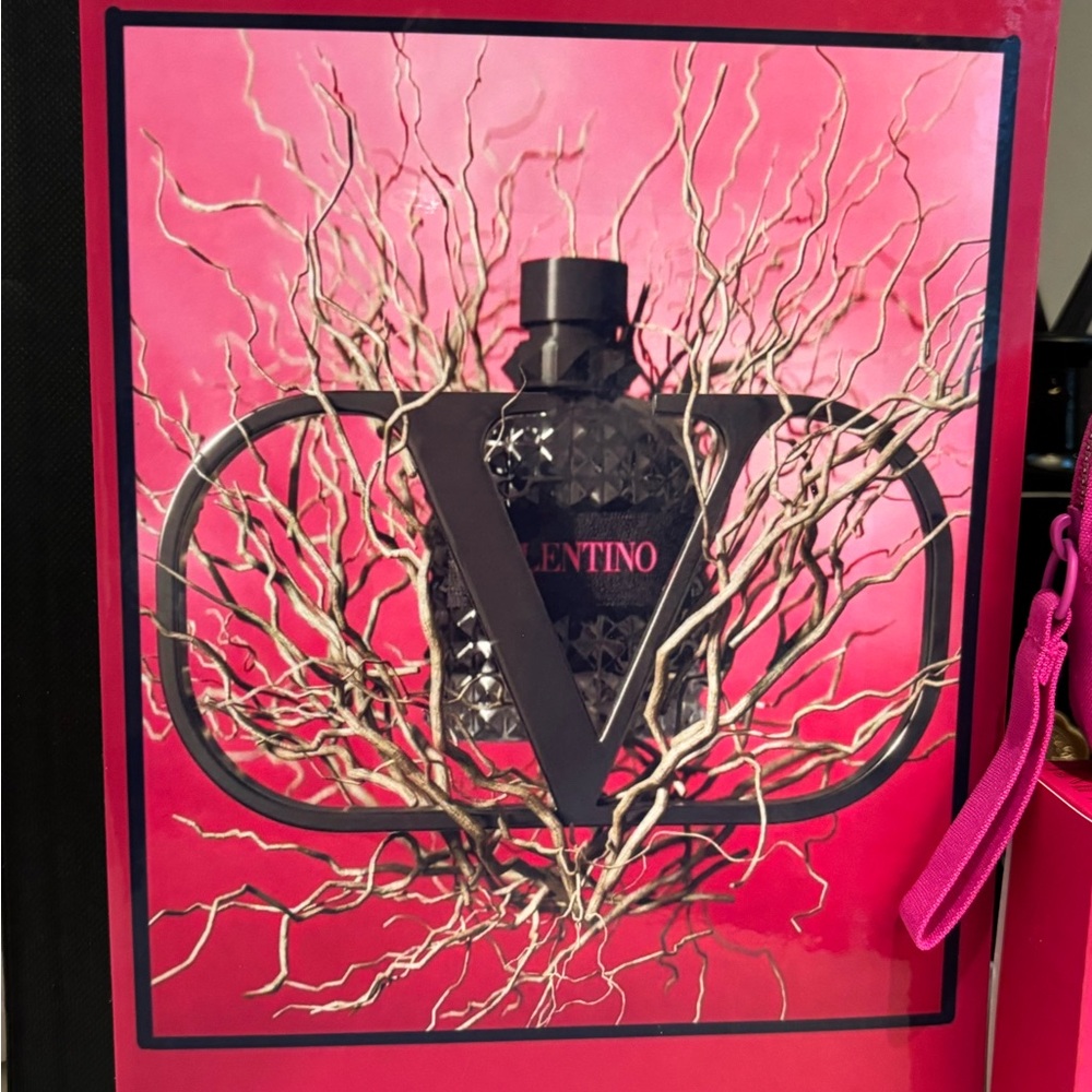 Valentino Bundle | custom beauty journal + Iconic GWP zipper pouch + perfume - Picture 2 of 5
